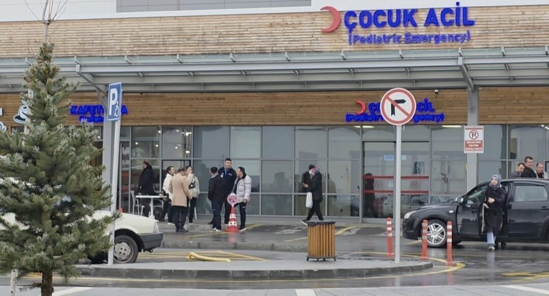 Kütahya’da 23 öğrenci zehirlenme şüphesiyle hastaneye kaldırıldı. Ortaokulda eğitim gören