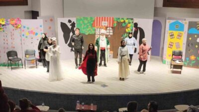 Kütahya’da “Bir Dürüstlük Hikâyesi” adlı çocuk tiyatrosu üçüncü oyunla öğrencilerle