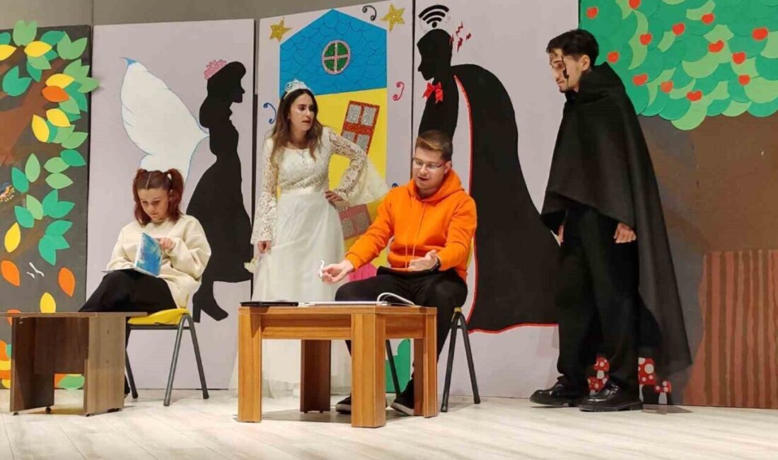 Kütahya’da düzenlenen ’Çekmez Köy’ tiyatro oyununda, öğrencilerin günlük yaşamlarında giderek