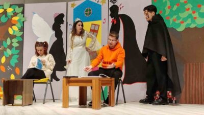 Kütahya’da düzenlenen ’Çekmez Köy’ tiyatro oyununda, öğrencilerin günlük yaşamlarında giderek