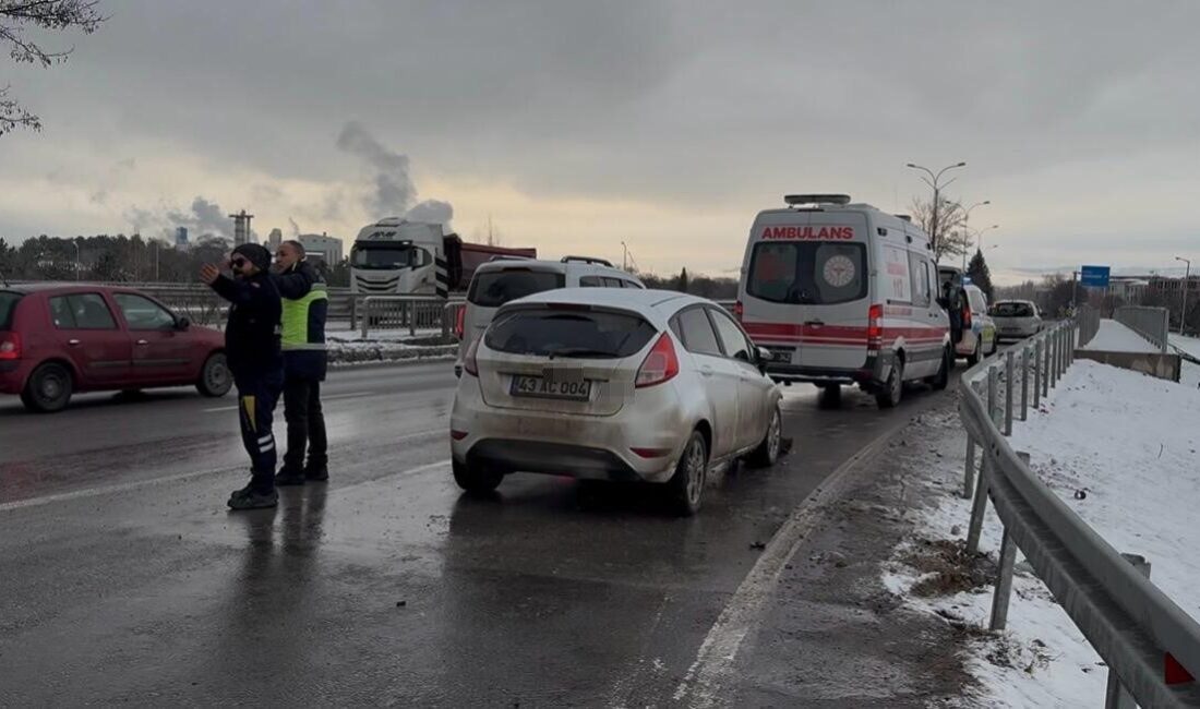 Kütahya’nın Tavşanlı ilçesinde buzlanma nedeniyle kayganlaşan yolda iki otomobilin çarpıştığı