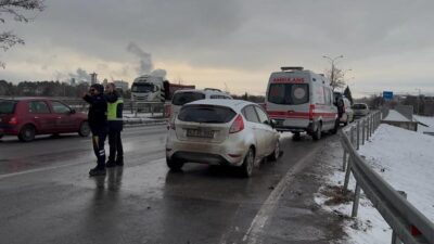 Kütahya’nın Tavşanlı ilçesinde buzlanma nedeniyle kayganlaşan yolda iki otomobilin çarpıştığı