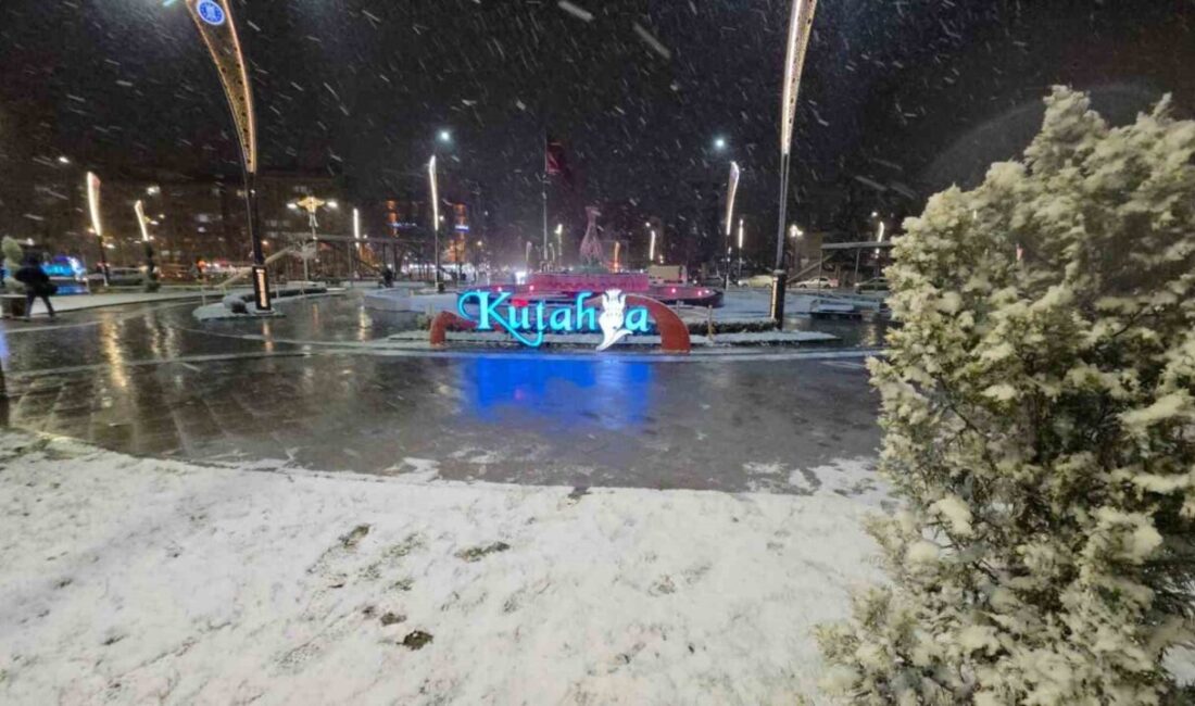 Kar yağışı ile birlikte Kütahya kent merkezi beyaza bürünürken, kartpostallık