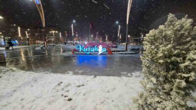 Kar yağışı ile birlikte Kütahya kent merkezi beyaza bürünürken, kartpostallık