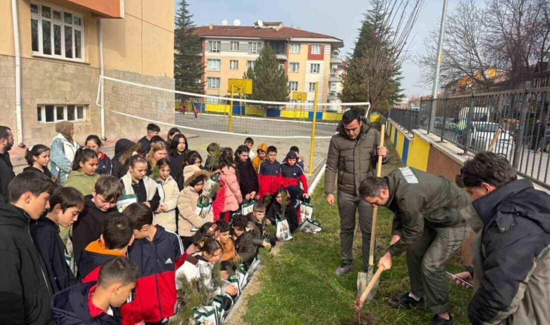 Kütahya Merkez Kadir Adlım Ortaokulu bahçesinde “Yeşil Vatan Benim Okulum-Geleceğe