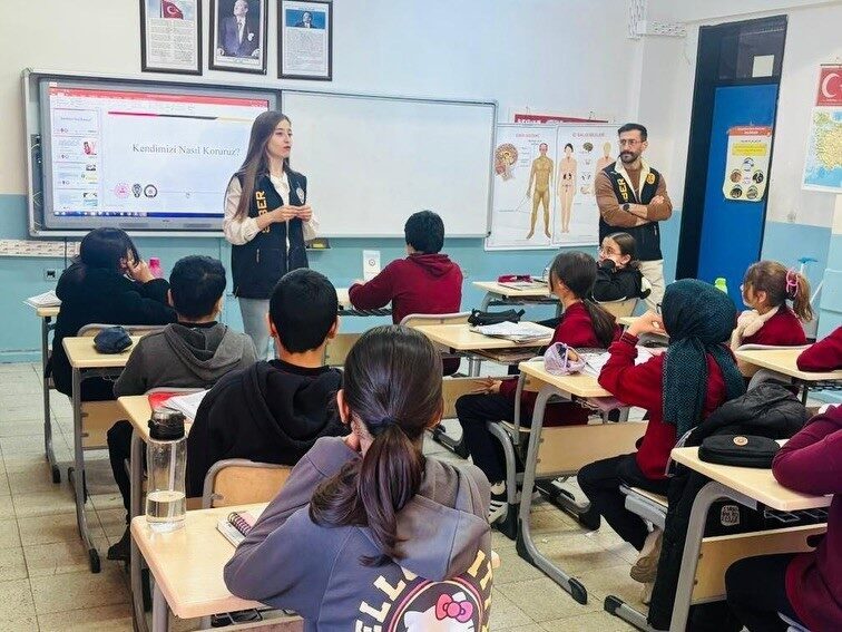 Kütahya İl Emniyet Müdürlüğü SİBERAY ekibi, öğrenciler ile öğretmenlere yönelik