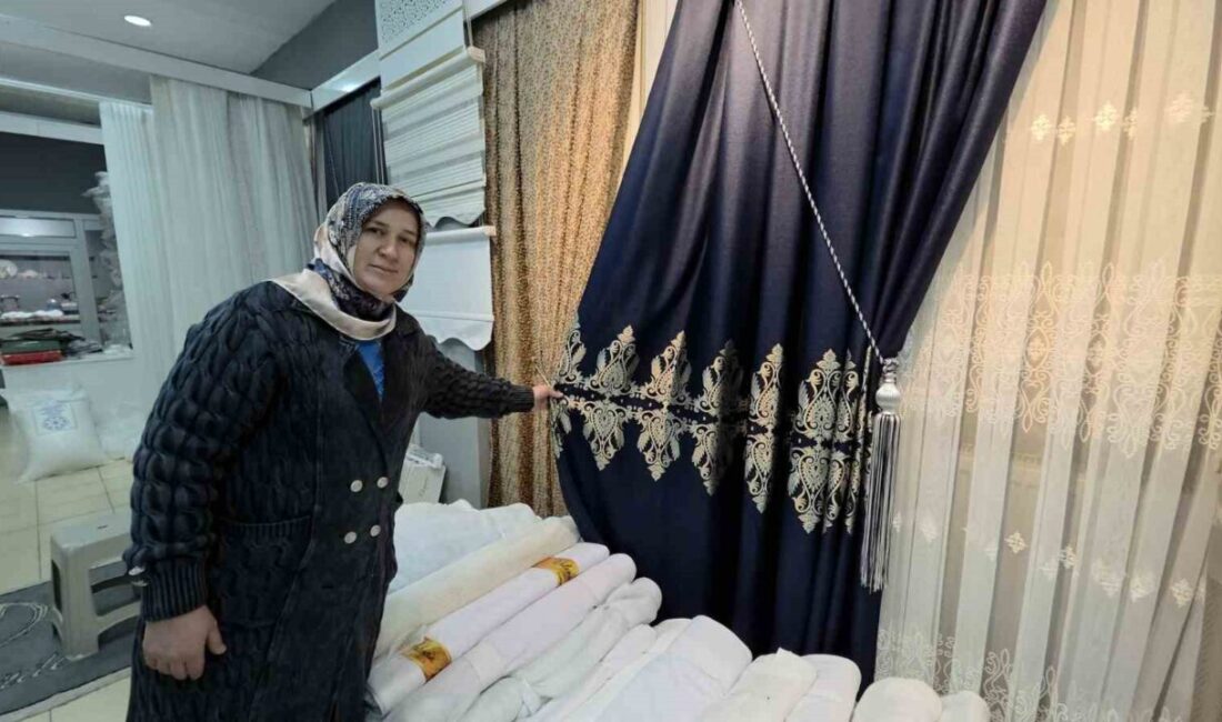 Kütahya’da Osmanlı motifli perdeler üreten Zahide Kabar, el emeğiyle hazırladığı