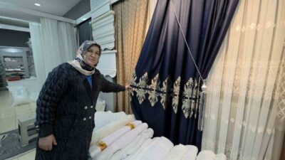 Kütahya’da Osmanlı motifli perdeler üreten Zahide Kabar, el emeğiyle hazırladığı