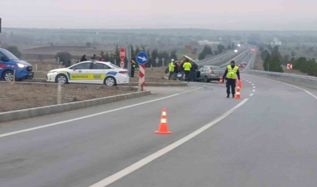 Kütahya’nın Tavşanlı ilçesi kara yolunda bulunan bir kavşakta otomobil ile