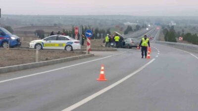 Kütahya’nın Tavşanlı ilçesi kara yolunda bulunan bir kavşakta otomobil ile