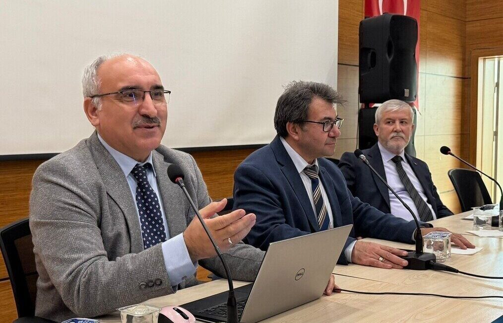 Kütahya Dumlupınar Üniversitesi’nde, Marmara Üniversitesi Öğretim Üyesi Prof. Dr. İsmail