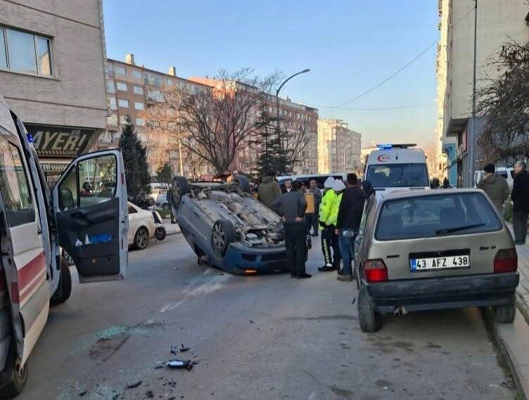 Kütahya’da sürücüsünün kontrolünden çıkan bir otomobilin park halindeki araçlara çarparak