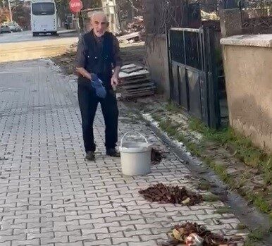 Kütahya’da yaşayan 83 yaşındaki yaşlı adam, adeta mahallesinin gönüllü temizlik