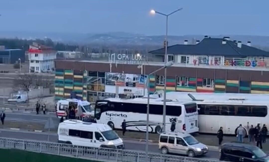 Kütahya’da işçi servisi, tır ve yolcu otobüsünün karıştığı trafik kazasında