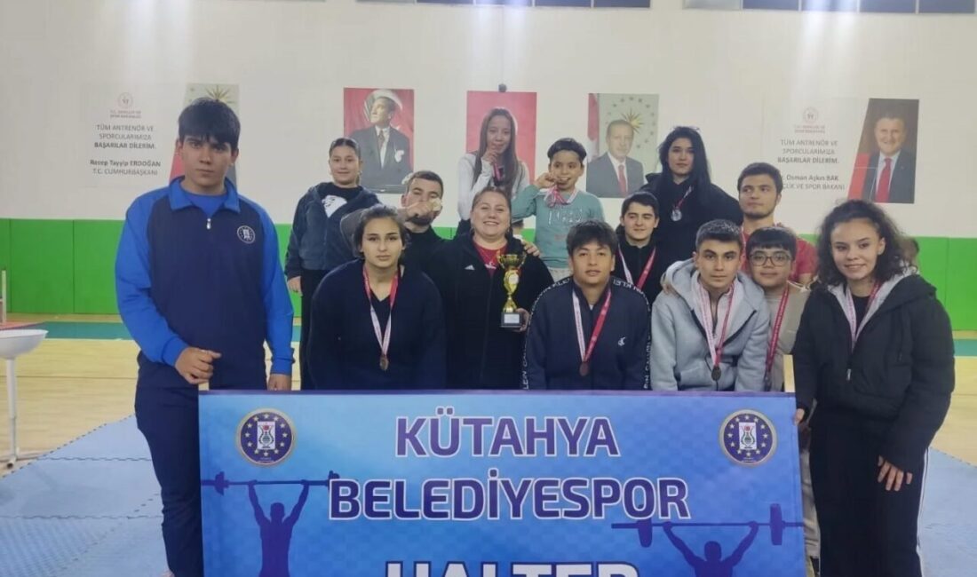 İzmir’de düzenlenen Ege Kupası Halter Şampiyonası, Kütahya Belediyespor Kulübü sporcularının