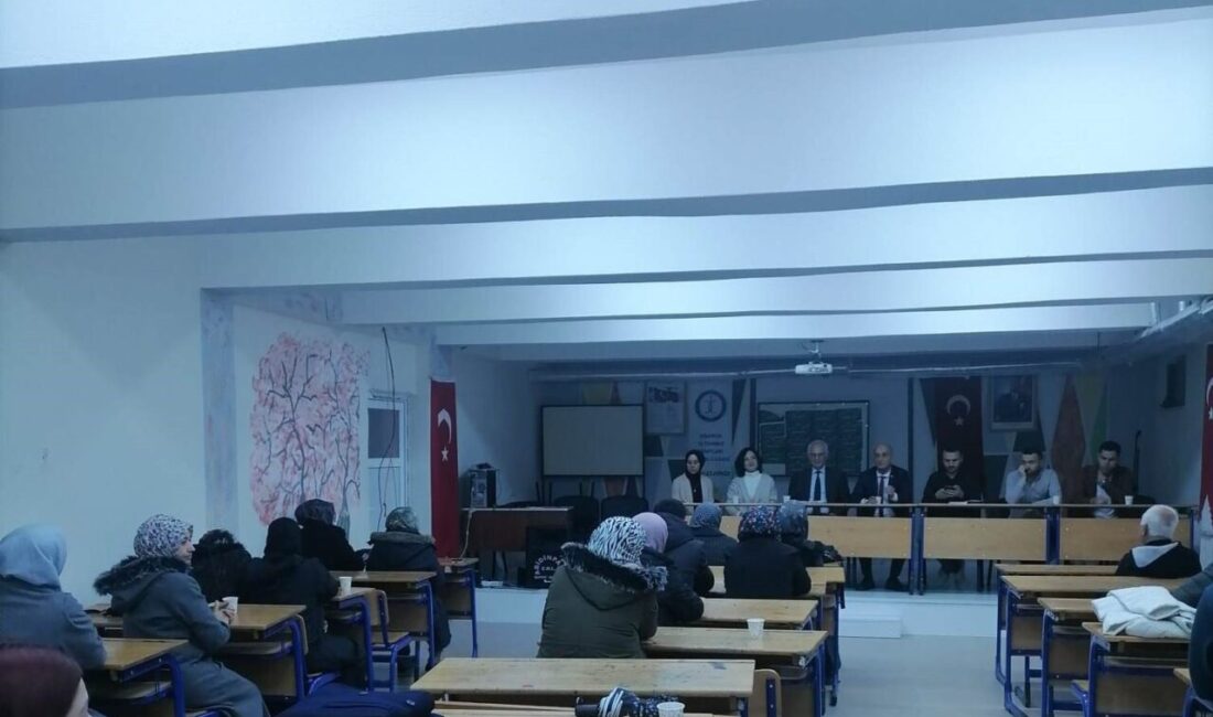 Kütahya’nın Hisarcık ilçesinde üniversite sınavına girecek öğrencilerin velileriyle bir araya