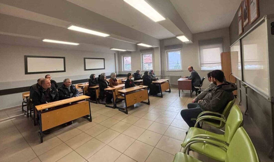 Hisarcık İlçe Milli Eğitim Müdürü Hasan Kilitci, okul idarecileri, rehber