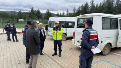 Pazarlar ilçesinde okul servis araçlarının denetimi gerçekleştirildi. Görevli ekipler, öğrencilerin