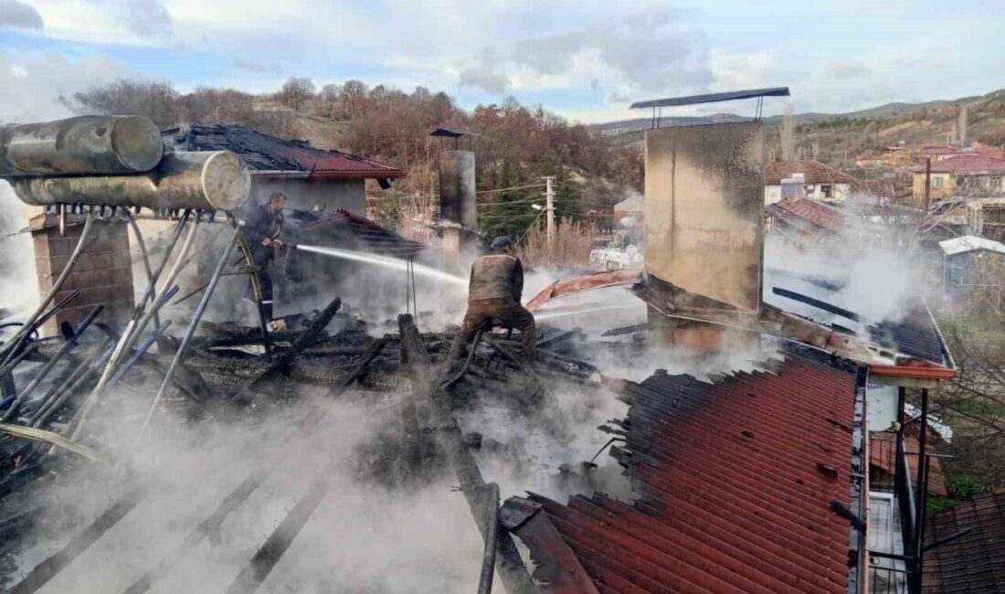 Kütahya’nın Şaphane ilçesinde çıkan yangında iki katlı bir evin çatısı