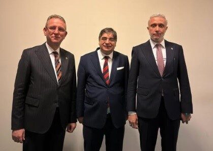 Kütahya’nın Tavşanlı ilçesinde noterlerde yaşanan yoğunluk nedeniyle vatandaşların Cumartesi günü