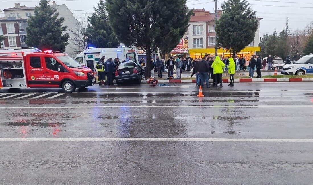 Kütahya’nın Tavşanlı ilçesinde meydana gelen trafik kazasında, direksiyon hakimiyeti kaybedilen
