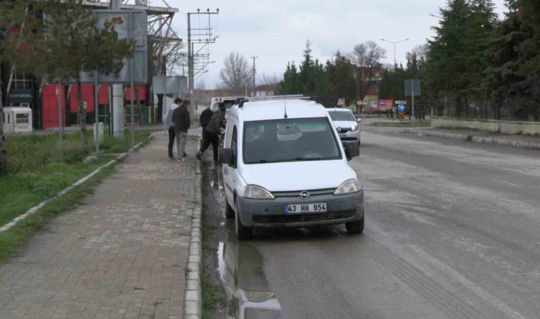 Kütahya’nın Tavşanlı ilçesinde hafif ticari aracın üç tekerlekli elektrikli bisiklete