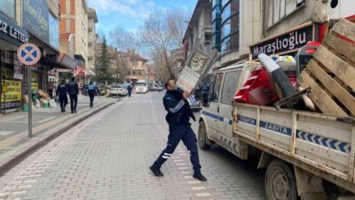 Kütahya’nın Tavşanlı ilçesinde Zabıta Müdürlüğü ekipleri, kaldırımları ve yaya yollarını