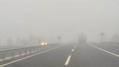 Kütahya’nın Tavşanlı ilçesinde sabah saatlerinden itibaren etkili olan yoğun sis,