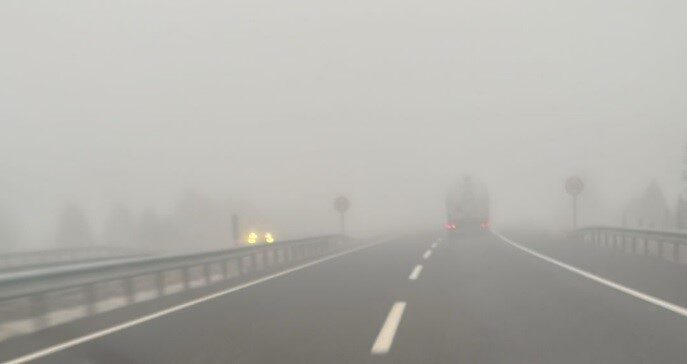 Kütahya’nın Tavşanlı ilçesinde sabah saatlerinden itibaren etkili olan yoğun sis,