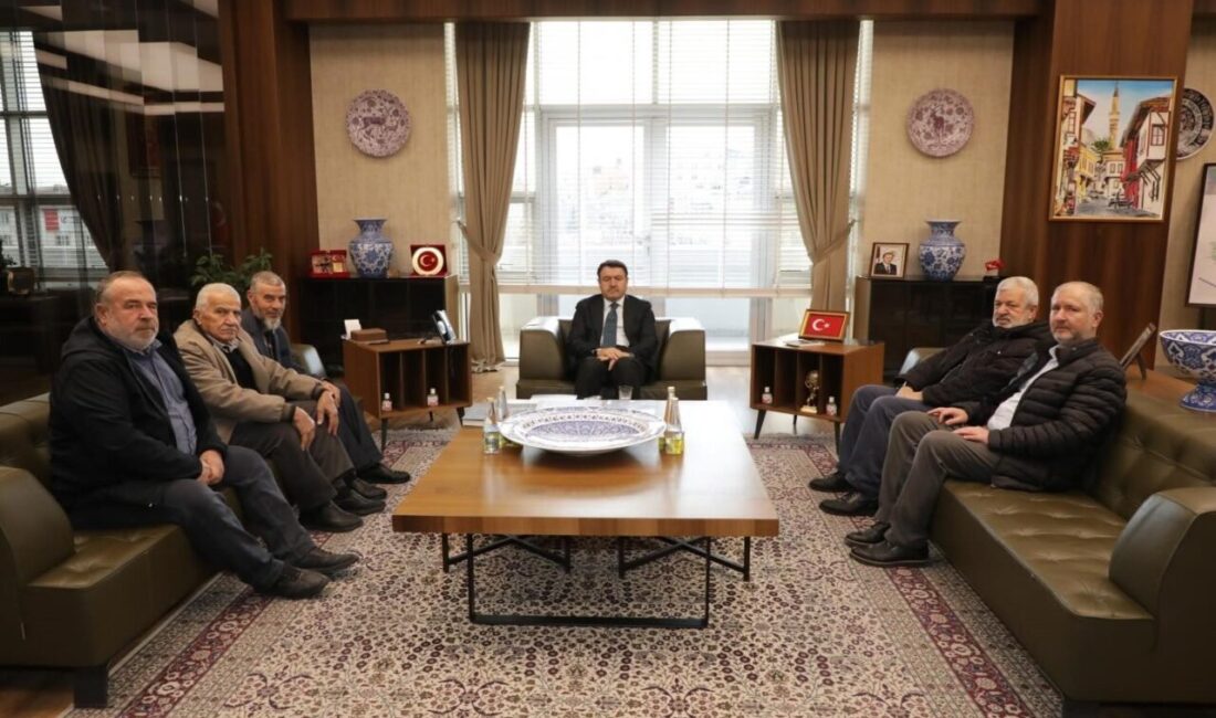 Kütahya Valisi Musa Işın, şehit babası Beytullah Kahraman ile Hüseyin