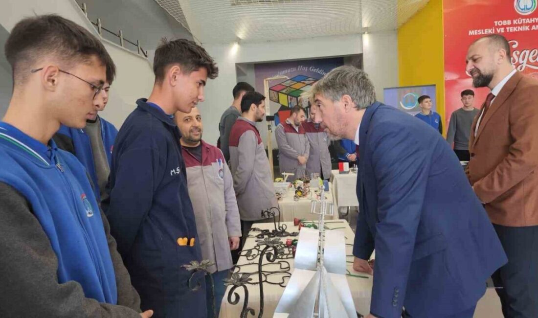 Kütahya’da Yerli Malı Haftası çerçevesinde düzenlenen sergiyi ziyaret eden İl