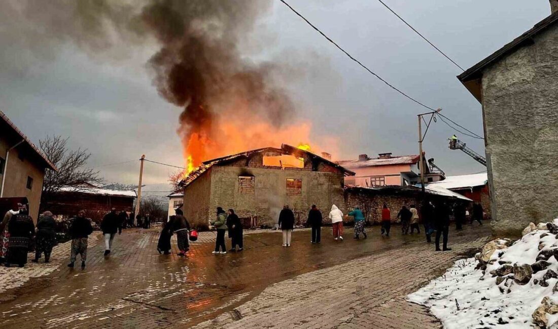 Kütahya’nın Domaniç ilçesine bağlı Çukurca beldesinde sabaha karşı çıkan ahır