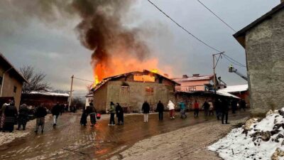Kütahya’nın Domaniç ilçesine bağlı Çukurca beldesinde sabaha karşı çıkan ahır