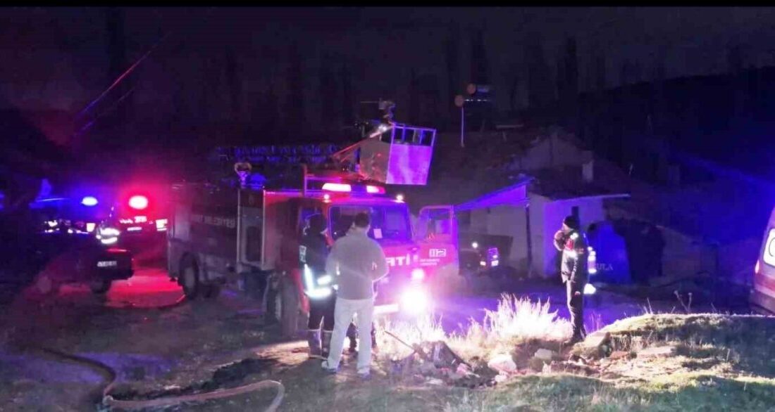 Kütahya’nın Emet ilçesinde iki katlı ahşap bir evde çıkan yangın,