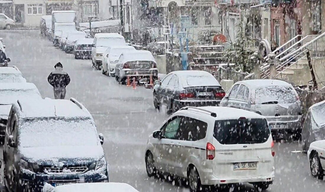 Kütahya şehir merkezinde etkili olan kar yağışı, kenti kısa sürede