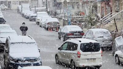 Kütahya şehir merkezinde etkili olan kar yağışı, kenti kısa sürede
