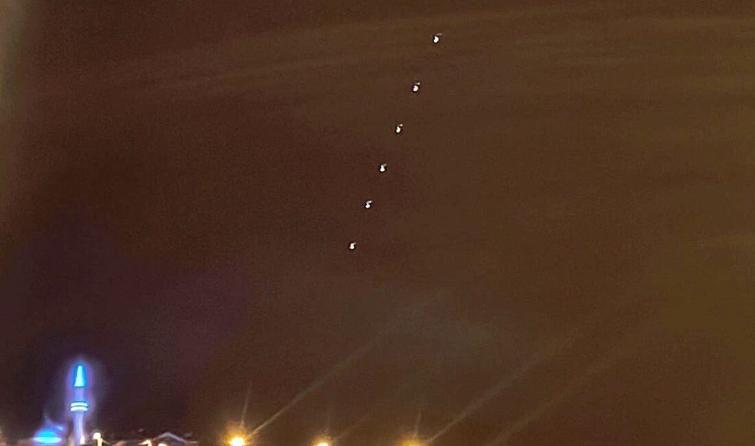 Kütahya ve Tavşanlı ilçesinde gece saatlerinde gökyüzünde peş peşe ilerleyen