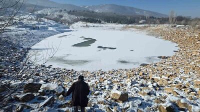 Kütahya’nın Demirciören köyünde bulunan gölet, etkili olan dondurucu soğuklar nedeniyle
