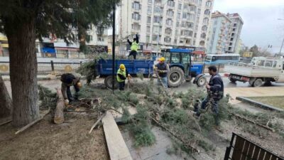 Kütahya’da etkili olan aşırı rüzgâr ve fırtına nedeniyle çok sayıda