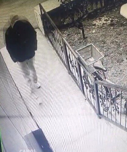 Kütahya’nın Meydan Mahallesi’nde gündüz saatlerinde yaşanan bisiklet hırsızlığı, apartman güvenlik