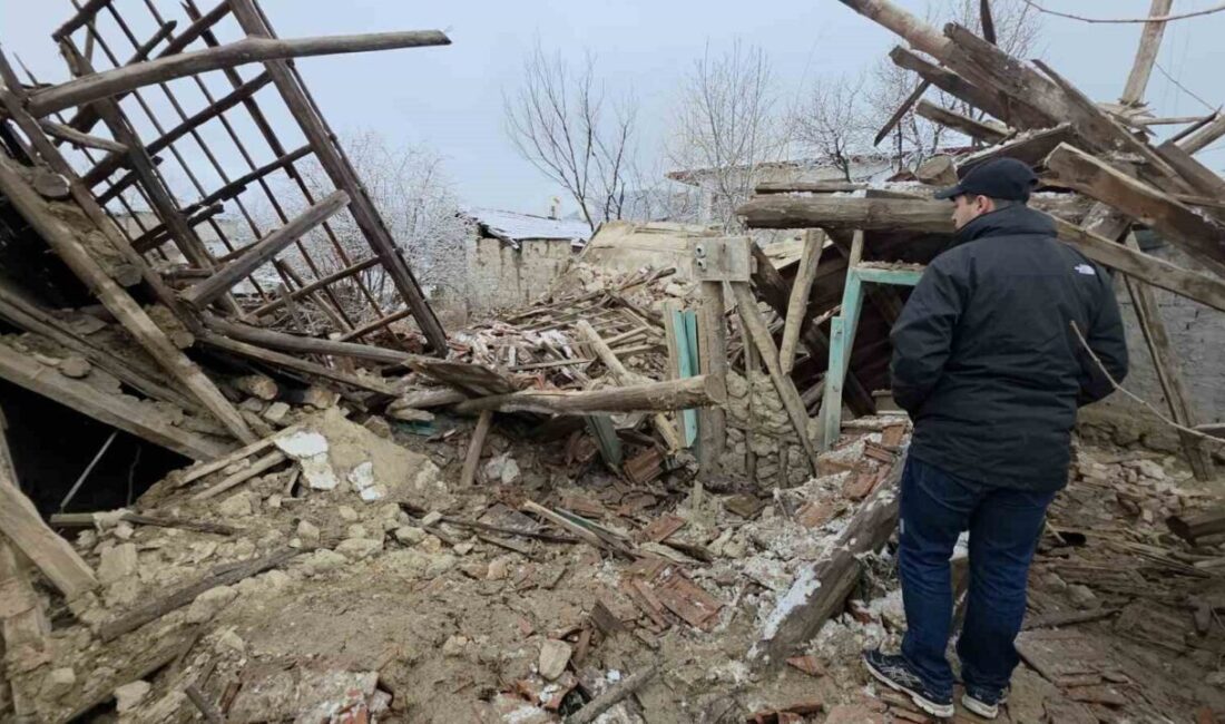 Kütahya’da iki katlı eski ahşap bir evin çökmesi sonucu enkaz