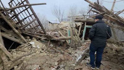 Kütahya’da iki katlı eski ahşap bir evin çökmesi sonucu enkaz