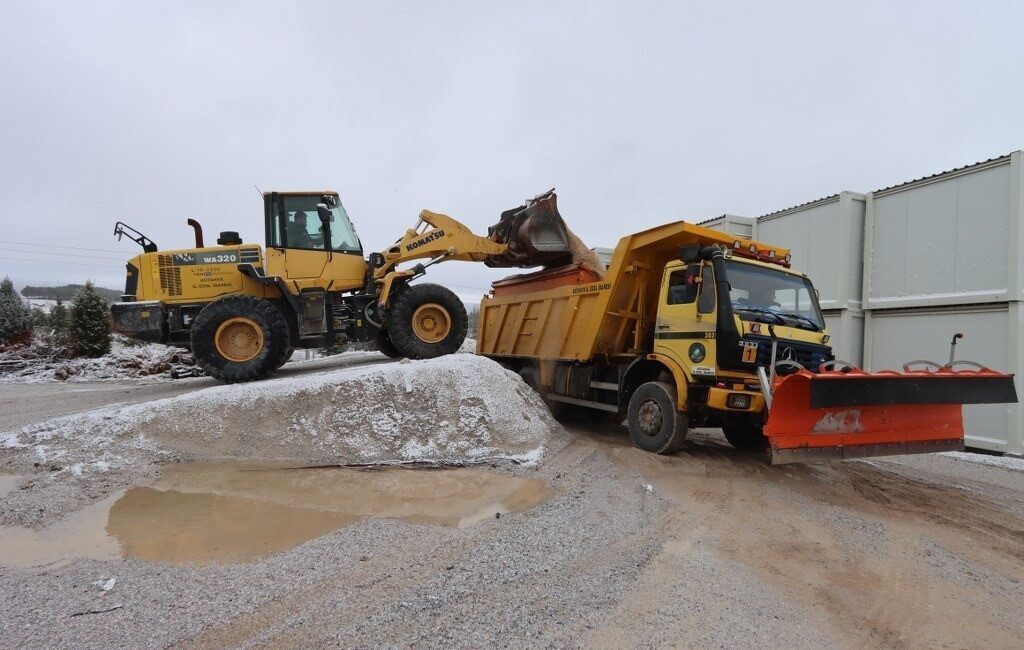 Kütahya İl Özel İdaresi karla mücadele ekipleri, akşam saatlerinde etkili