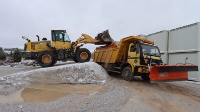 Kütahya İl Özel İdaresi karla mücadele ekipleri, akşam saatlerinde etkili
