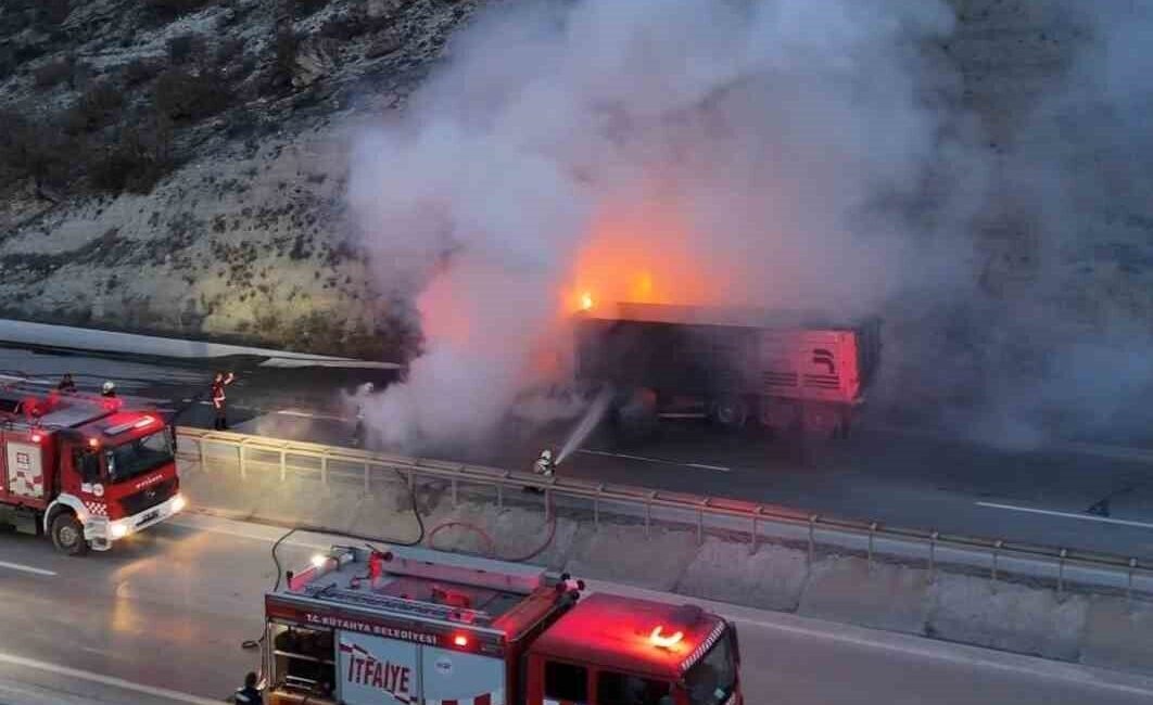 Kütahya’da seyir halindeki tır alevlere teslim oldu. Kütahya-Eskişehir karayolunun 27.