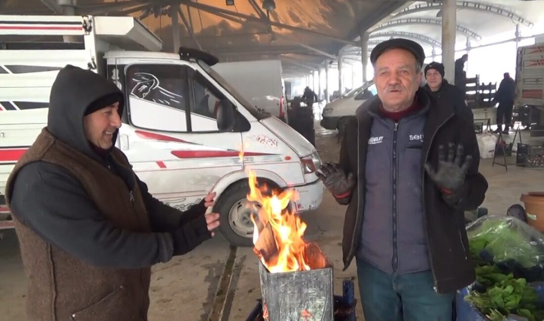 Kütahya’da soğuklardan etkilenen pazarcı esnafı, tezgahlarının yanına koydukları tenekede ateş