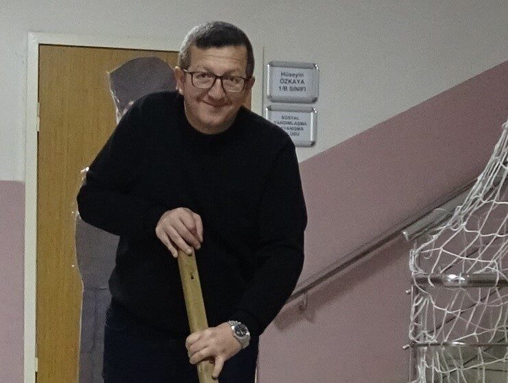 Kütahya’nın Tavşanlı ilçesindeki Mehmet Tarhan İlkokulu’nda görev yapan Mustafa Güler,