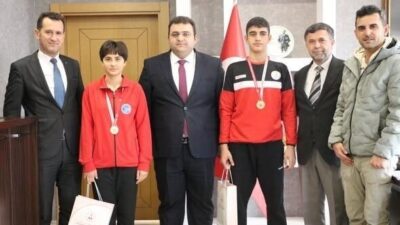 Kütahya’da düzenlenen okul sporlarında başarı kazanan Pazarlar Spor Lisesi öğrencilerine