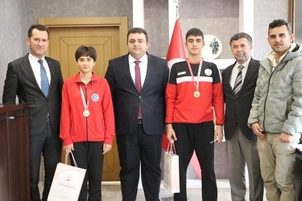 Kütahya’da düzenlenen okul sporlarında başarı kazanan Pazarlar Spor Lisesi öğrencilerine