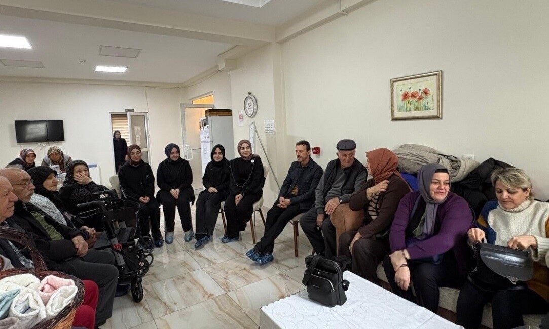 Kütahya’nın Tavşanlı ilçesinde değerler eğitimi kapsamında gerçekleştirilen huzurevi ziyareti, genç